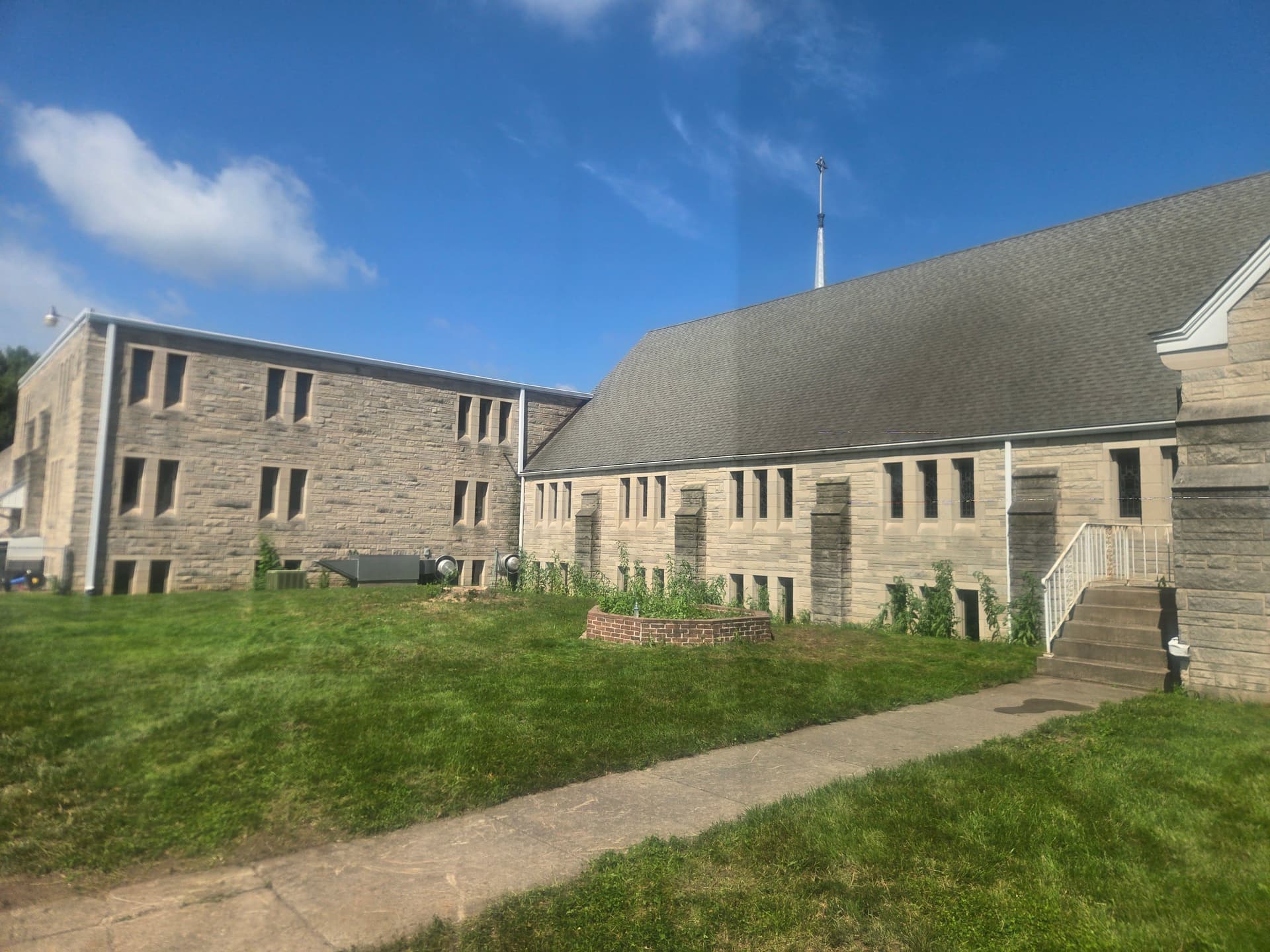 Gallery photos for Crane-Assisted Tree Removal Right Next to a Stone Building: Image #1