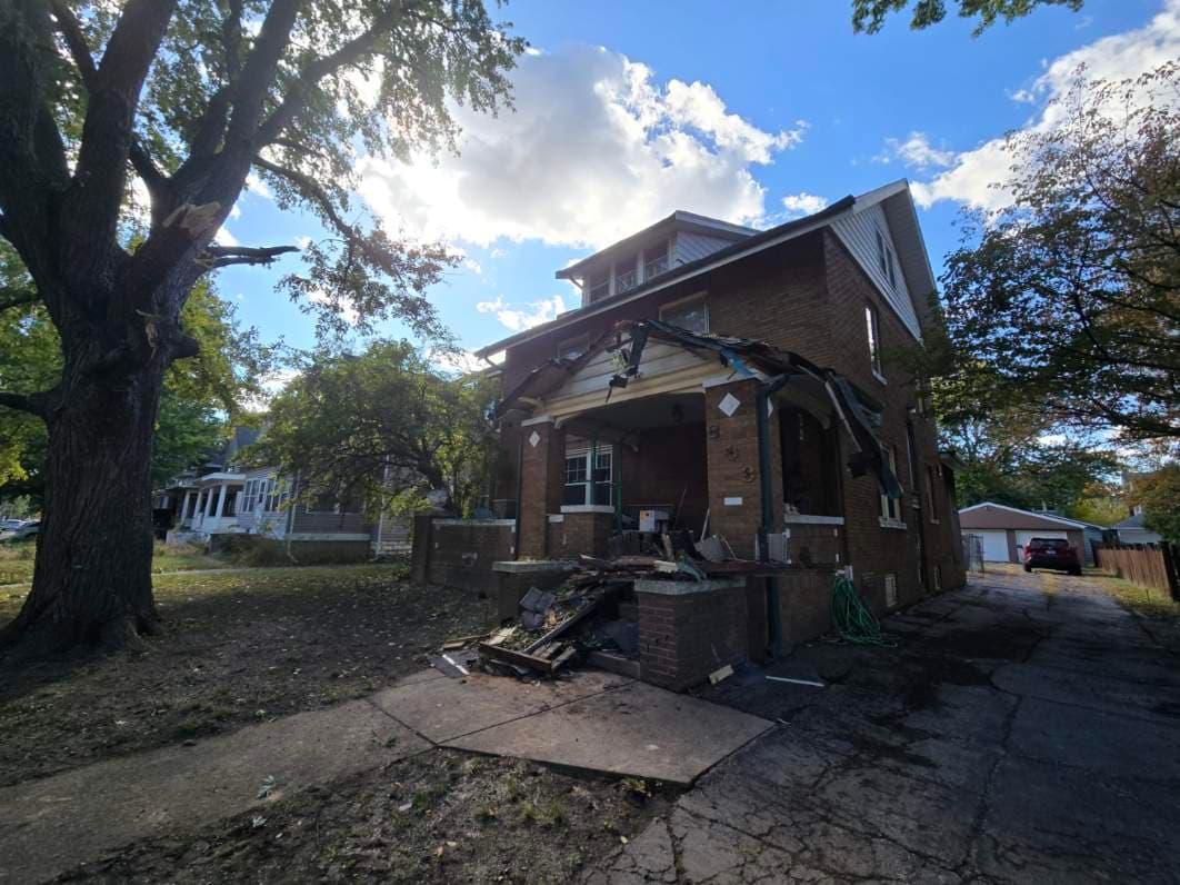 Gallery photos for Efficient Storm Damage Tree Cleanup: Image #1
